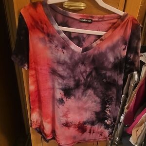 HEIMISH USA Short Sleeve V-Neck Tie-Dye Top in Pink and Black